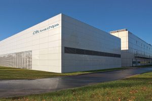 IMS CHIPS Neubau mit klarem blauen Himmel