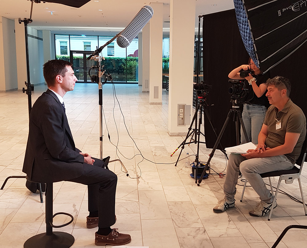 Auf dem Bild ist Prof. Dr. Niels Quack Institutsleiter IMS CHIPS beim Interview während der Clusterkonferenz 2025 in Baden-Baden zu sehen.