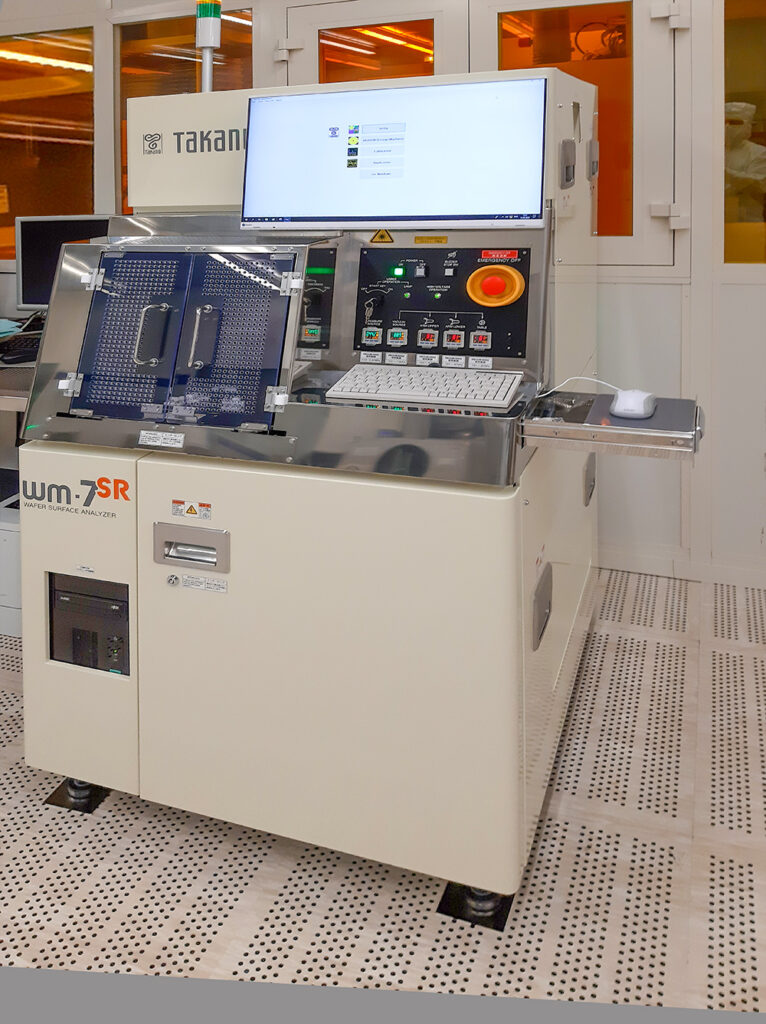 Die neu installierte Partikelmessanlage Takano WM-7SR im Reinraum von IMS CHIPS.