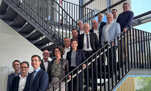 Gruppenfoto aller Teilnehmer der Kuratoriumssitzung Frühjahr 2025 am IMS CHIPS.