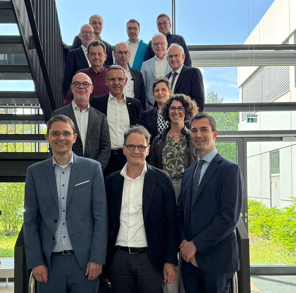 Gruppenfoto aller Teilnehmer der Kuratoriumssitzung Frühjahr 2025 am IMS CHIPS.