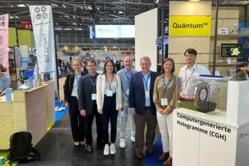 Gruppenfoto der Delegation aus Montana (USA) gemeinsam mit den Messevertretern vom IMS CHIPS auf dem Gemeinschaftsstand der Quantum BW auf der World of Quantum 2025.