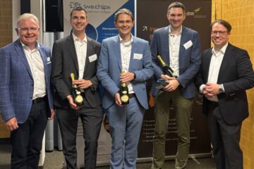 INSEAD-Alumni überreichen ein Dankeschön an die IMS-CHIPS-Institutsleiter Prof. Dr. Jens Anders und Prof. Dr. Niels Quack sowie an Dr. Michael Förtsch, CEO von Q.ANT.