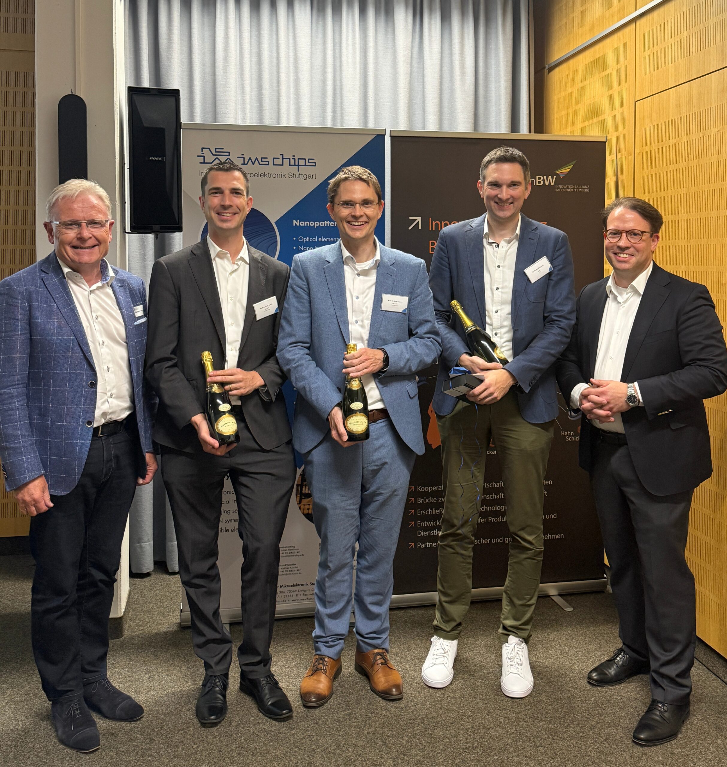 INSEAD-Alumni überreichen ein Dankeschön an die IMS-CHIPS-Institutsleiter Prof. Dr. Jens Anders und Prof. Dr. Niels Quack sowie an Dr. Michael Förtsch, CEO von Q.ANT.
