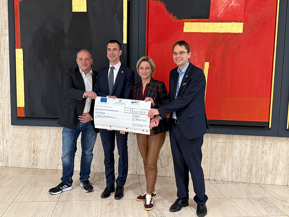 Zur Übergabe des symbolischen Förderchecks waren unsere Institutsleitung und Thomas Deuble vor Ort und nahmen den Scheck von Dr. Nicole Hoffmeister-Kraut, Ministerin für Wirtschaft, Arbeit und Tourismus, entgegen.